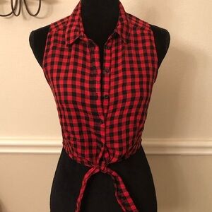 🌺🌺 Divided red and black checkered sleeveless crop  top size S